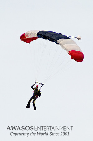SkydivingSanta-1